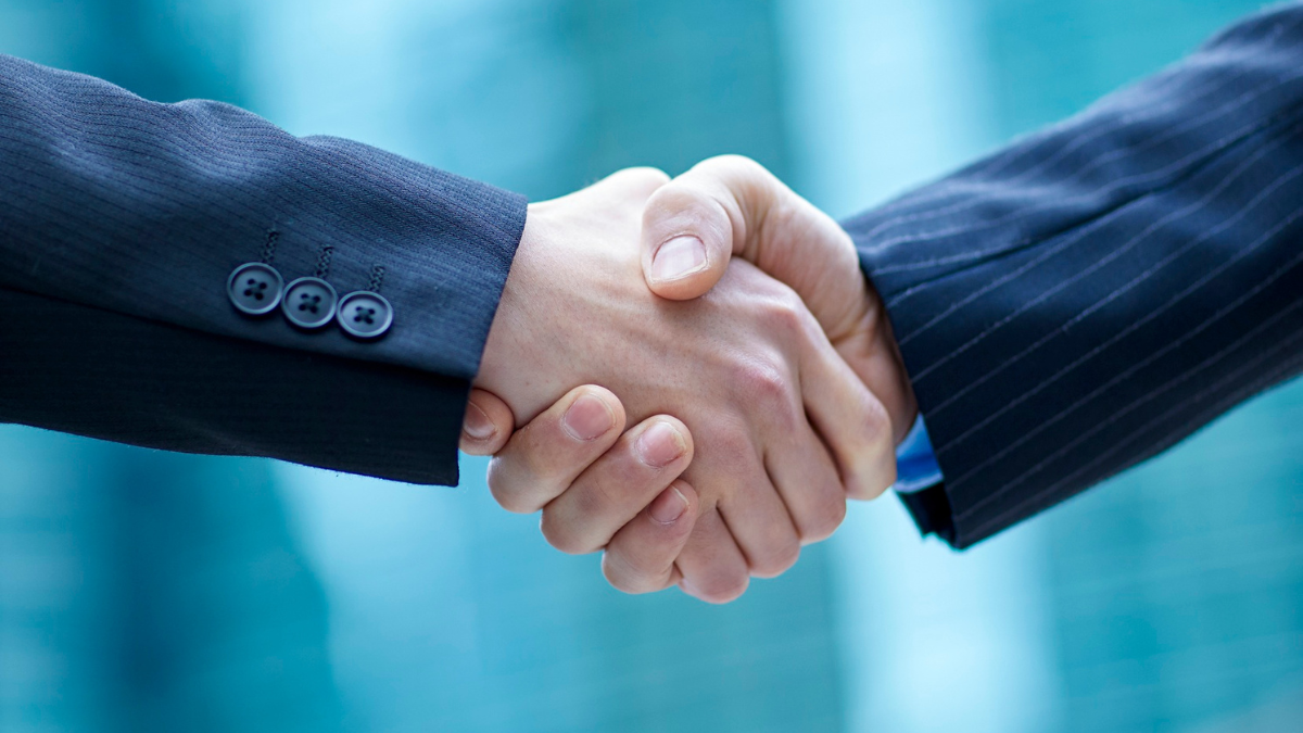 IT support specialist assisting a colleague